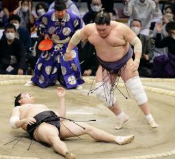 <p>　大相撲九州場所１４日目で阿炎（下）を下し、２場所連続６度目の優勝を決めた横綱照ノ富士＝２７日、福岡国際センター</p>