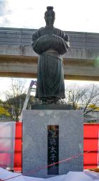 <p>　近鉄上ノ太子駅前に建立された聖徳太子像＝２７日午後、大阪府羽曳野市</p>