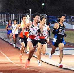 <p>　陸上の八王子ロングディスタンスの１万メートルに出場した服部勇馬（手前左）＝八王子市上柚木公園陸上競技場</p>