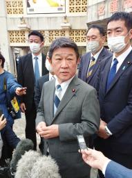 <p>　沖縄県名護市内を視察し、記者団の取材に応じる自民党の茂木幹事長（手前）＝２７日午後</p>