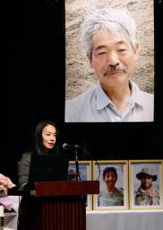 <p>　中村哲さんの追悼会であいさつする長女秋子さん＝２７日午後、福岡市</p>