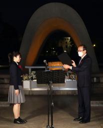 <p>　平和記念公園で若者が作成した平和宣言を受け取る広島市の松井一実市長（右）＝２７日午後、広島市</p>
