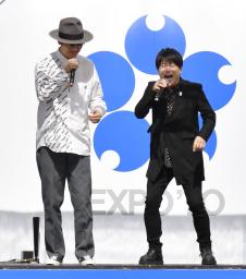 <p>　大阪万博５０周年記念イベントに登場した「コブクロ」の黒田俊介さん（左）と小渕健太郎さん＝２０２０年１０月、大阪府吹田市</p>