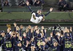 <p>　プロ野球日本シリーズでオリックスを破って２０年ぶり６度目の日本一に輝き、胴上げされるヤクルトの高津監督＝２７日、ほっともっとフィールド神戸</p>