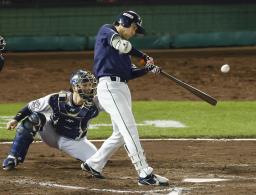 <p>　１２回ヤクルト２死二塁、代打川端が左前に決勝打を放つ。捕手伏見＝ほっともっと神戸</p>