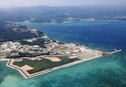 <p>　米軍普天間飛行場の移設先として埋め立てが進む、沖縄県名護市辺野古の沿岸部。奥は軟弱地盤が存在する大浦湾＝２０２０年４月</p>