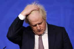 <p>　記者会見で頭を抱えるボリス・ジョンソン英首相＝２７日、ロンドン（ロイター＝共同）</p>