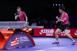 <p>　世界卓球の混合ダブルス準々決勝、インド組との対戦でガッツポーズする早田ひな（左）と張本智和＝２７日、ヒューストン（ゲッティ＝共同）</p>