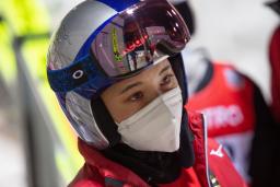 <p>　スキーＷ杯ジャンプ女子個人第２戦、競技の様子を見つめる高梨沙羅＝２７日、ニジニタギル（ＡＰ＝共同）</p>