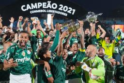 <p>　優勝杯を掲げ、喜ぶパルメイラスの選手ら＝２７日、モンテビデオ（ＡＰ＝共同）</p>
