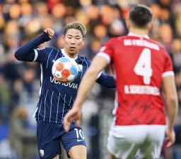 <p>　フライブルク戦に先発出場し、競り合うボーフムの浅野＝ボーフム（共同）</p>