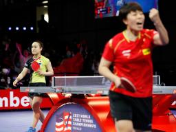 <p>　女子シングルス準々決勝で王芸迪（右）に敗退した伊藤美誠＝ヒューストン（共同）</p>