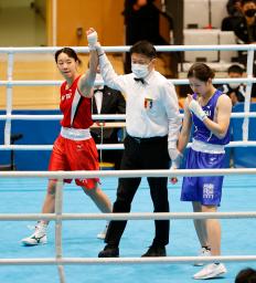 <p>　女子フェザー級で、松持亜実（右）を１回ＲＳＣで破り優勝した入江聖奈＝墨田区総合体育館</p>