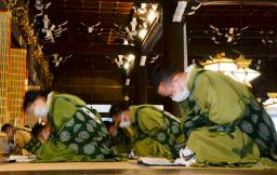 <p>　僧侶が上半身を揺らしながら念仏を唱える東本願寺の「坂東曲」＝２８日午前、京都市</p>