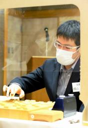 <p>　将棋の第７５回全日本アマチュア名人戦全国大会で優勝した横山大樹さん＝２８日、山形県天童市</p>