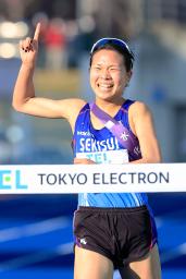 <p>　初優勝を決め、笑顔でゴールする積水化学のアンカー・木村梨七＝弘進ゴムアスリートパーク仙台</p>