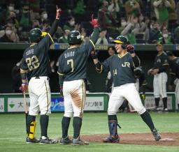 <p>　ホンダ戦の７回、２ランを放ち生還するＪＲ東日本東北・鈴木聖（右）＝東京ドーム</p>
