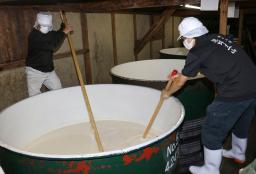 <p>　尾崎酒造の蔵で行われた正月向け新酒の初搾りの作業＝２９日午後、和歌山県新宮市</p>