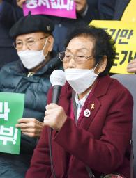 <p>　２９日、韓国・光州で記者会見する元朝鮮女子勤労挺身隊員の梁錦徳さん（共同）</p>