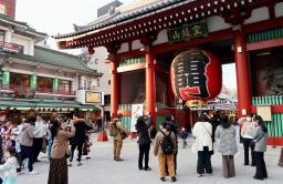 <p>　東京・浅草の雷門前で記念撮影する観光客ら＝２９日午後</p>