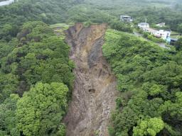 <p>　大規模土石流の発生源の様子＝７月、静岡県熱海市伊豆山（同県提供）</p>