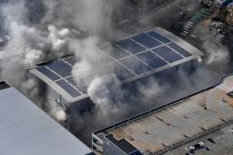 <p>　２日目になっても煙を上げる日立物流西日本の倉庫＝３０日午前、大阪市（共同通信社ヘリから）</p>