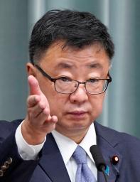<p>　記者会見する松野官房長官＝１日午前、首相官邸</p>