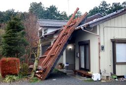 <p>　突風の被害に遭った住宅＝１日午前、栃木県真岡市</p>