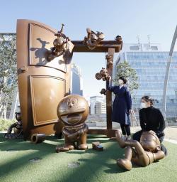 <p>　東京都渋谷区立宮下公園に設置された「ドラえもん」連載開始５０周年を記念した銅像「ドラえもん　みらいのとびら」＝１日午前</p>