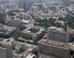 <p>　霞が関の官庁街（手前）と国会議事堂（右奥）。左奥は首相官邸＝東京都千代田区</p>