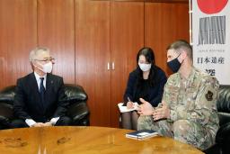 <p>　青森県深浦町の吉田満町長（左）と面会する米軍三沢基地のティモシー・マーフィー副司令官＝１日午後、深浦町役場</p>