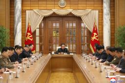 <p>　１日、北朝鮮・平壌で開かれた朝鮮労働党政治局会議で、司会を務める金正恩党総書記（中央）（朝鮮中央通信＝共同）</p>