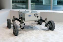 <p>　日産自動車が公開した月面探査車の試作機＝２日午前、横浜市</p>