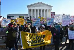 <p>　米連邦最高裁前でプラカードや横断幕を掲げる人工中絶擁護、反対両派の人たち＝１日、米ワシントン（共同）</p>