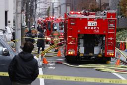 <p>　複数の建物が焼けた住宅火災の現場周辺＝６日午前６時５１分、東京都江東区</p>