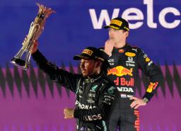 <p>　Ｆ１サウジアラビアＧＰで優勝し、トロフィーを掲げるルイス・ハミルトン。後方は２位のマックス・フェルスタッペン＝ジッダ（ＡＰ＝共同）</p>