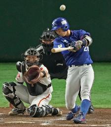 <p>　ＥＮＥＯＳ戦の４回、同点２ランを放つ東京ガス・小野田。捕手柏木＝東京ドーム</p>