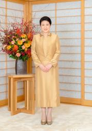 <p>　写真撮影に臨まれる皇后さま＝５日、皇居・御所（宮内庁提供）</p>