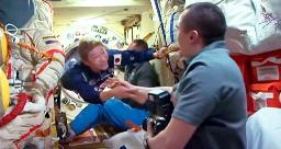 <p>　ロシアのソユーズ宇宙船から国際宇宙ステーションに入る前沢友作さん（左）（ＮＡＳＡテレビから）</p>