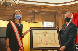 <p>　山野内勘二駐ニューヨーク総領事（右）から旭日大綬章の勲記を受け取るキャロライン・ケネディ氏＝８日、米ニューヨークの日本総領事公邸（共同）</p>