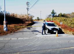 <p>　散歩中の保育園児の列に車が突っ込んだ現場付近の道路を規制する警察官＝９日午前１１時２９分、愛知県東浦町</p>
