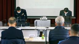 <p>　饗庭野演習場周辺の住民に謝罪する陸自中部方面総監部の貴島康二幕僚副長（奥左）ら＝９日午前、滋賀県高島市</p>