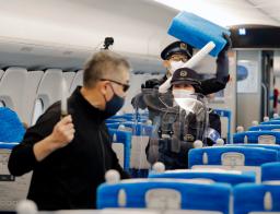 <p>　走行中の新幹線車内で実施された、刃物を持った不審者への対応訓練＝９日午前</p>