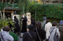 <p>　瀬戸内寂聴さんをしのぶ会が開かれた「寂庵」に向かう人たち＝９日午後、京都市</p>