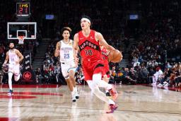 <p>　サンダー戦で攻め込むラプターズの渡辺雄太＝８日、トロント（ＮＢＡＥ提供・ゲッティ＝共同）</p>