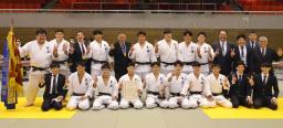 <p>　２大会連続１２度目の優勝を飾った男子の東海大の選手ら＝ベイコム総合体育館</p>