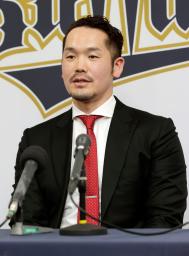 <p>　契約交渉を終え、記者会見をするオリックス・Ｔ―岡田＝９日、大阪市</p>