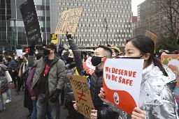<p>　２月、米ニューヨーク市マンハッタンのアジア系差別反対集会で、標語を掲げる参加者（共同）</p>