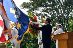 <p>　日米合同の戦没者追悼式典で献花する青木豊・駐ホノルル総領事（中央）ら＝９日、米ハワイ・フォード島（共同）</p>
