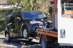 <p>　事故現場から運び出される、保育園児の列に突っ込んだ乗用車＝９日午後０時２２分、愛知県東浦町</p>